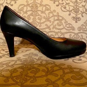 Naturalizer black pumps